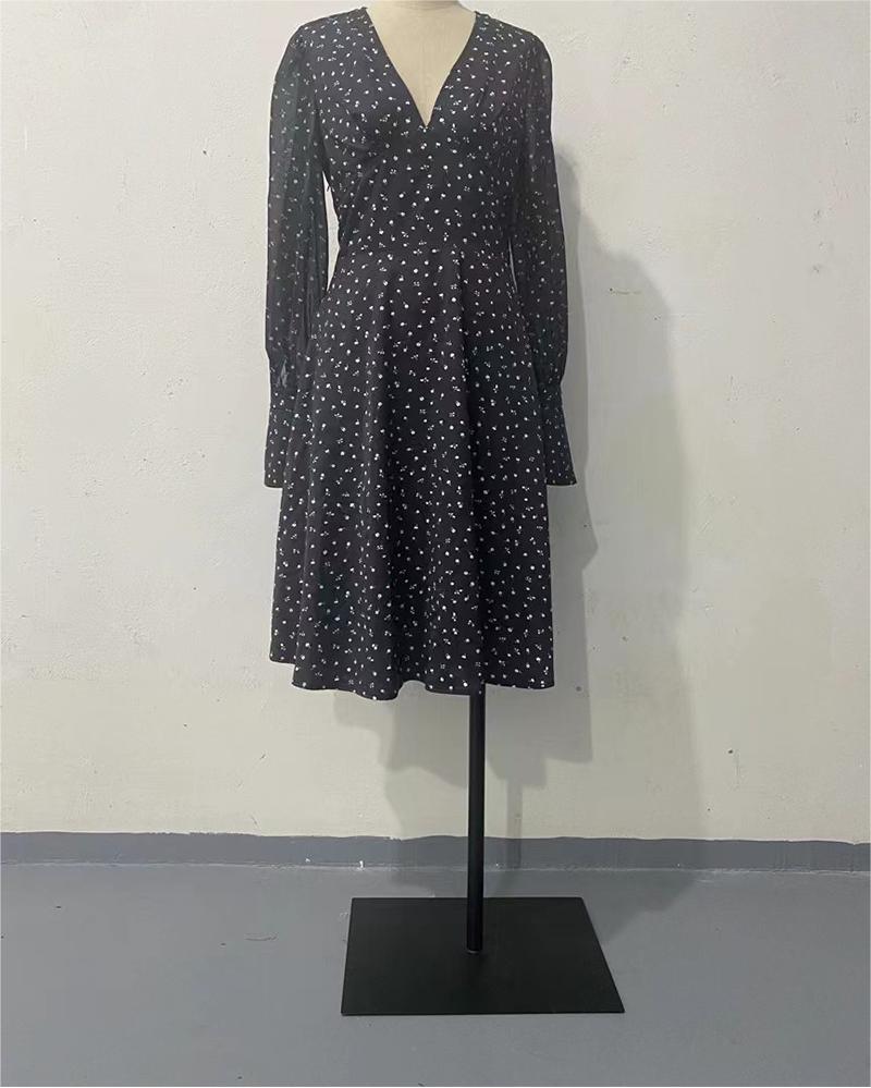 Robe à Pois à Manches Longues, Col en V