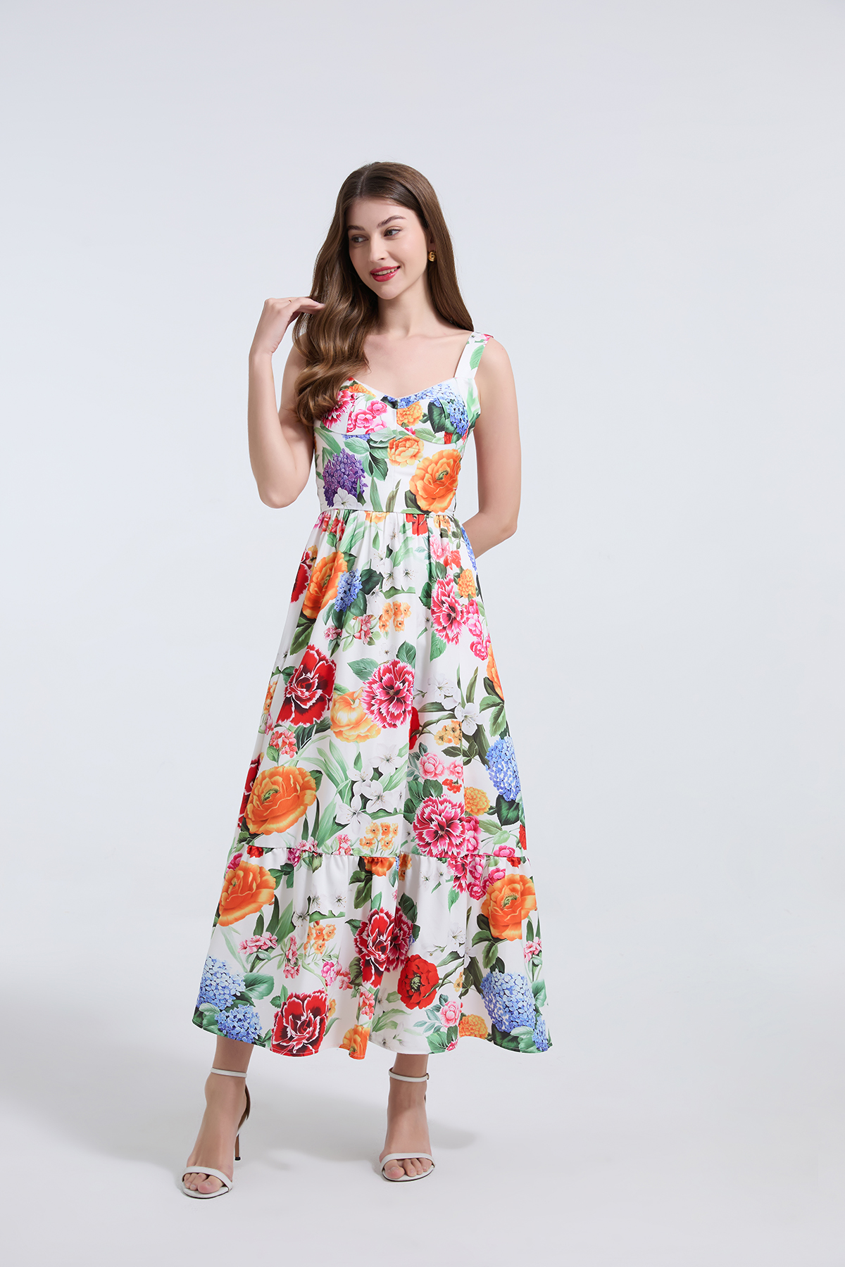 femme portant une Robe d'Été fleurie 100% Élégance-3